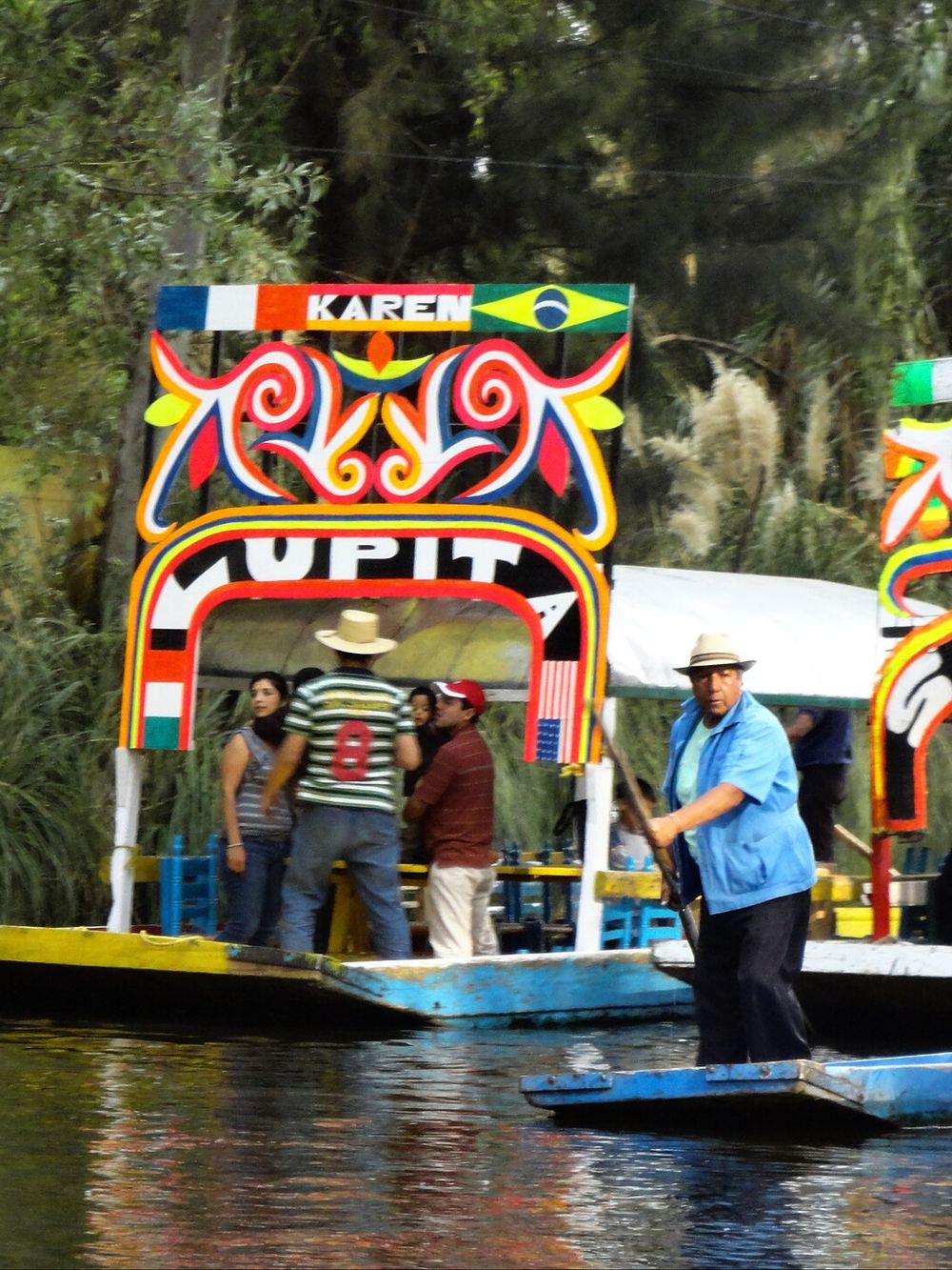 Un remero dirigiendo una trajinera en Xochimilco