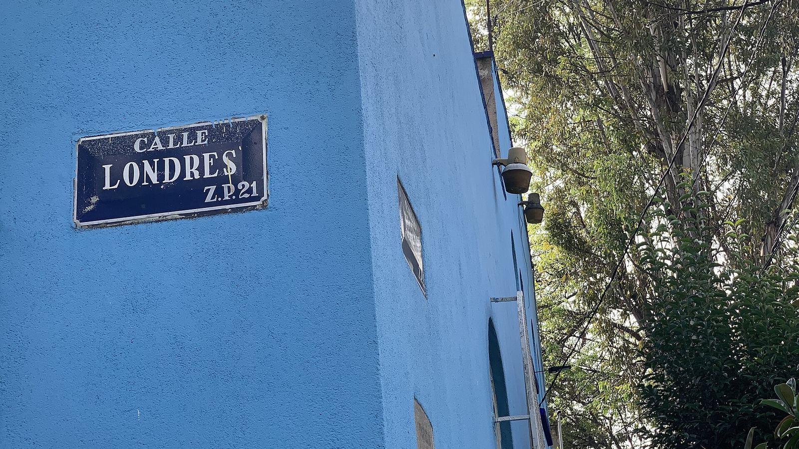 The Calle Londres street sign on a blue wall in Coyoacán