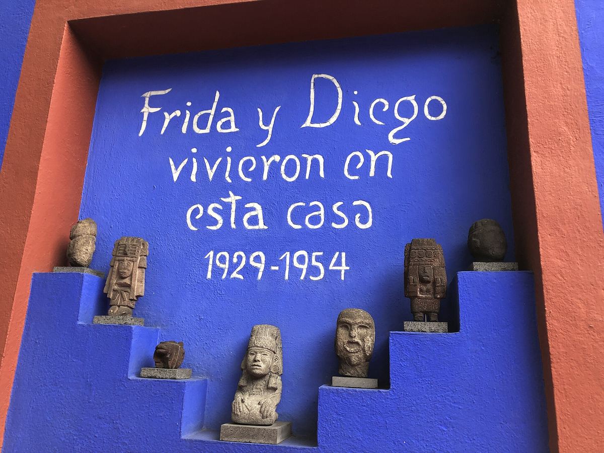La inscripción 'Frida y Diego vivieron en esta casa 1929–1954' en el patio de la Casa Azul