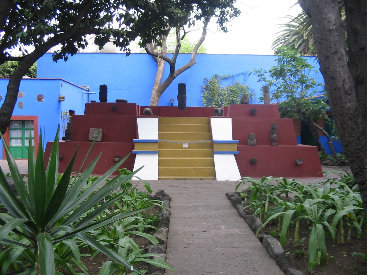 La pirámide escalonada en el jardín de la Casa Azul