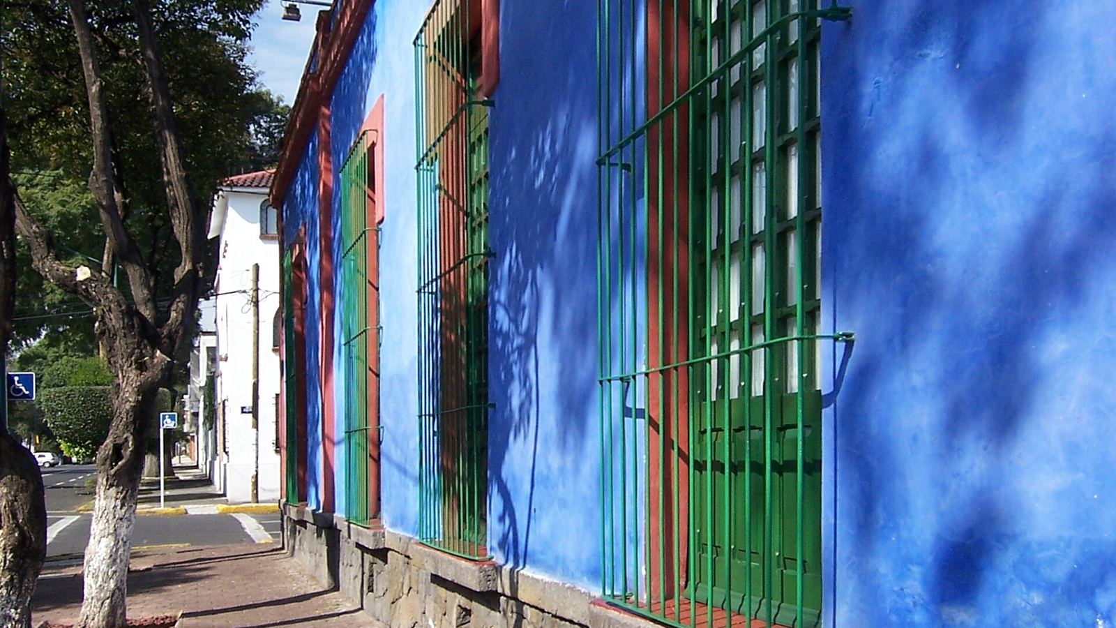 The cobalt-blue street façade of the Casa Azul on Londres street