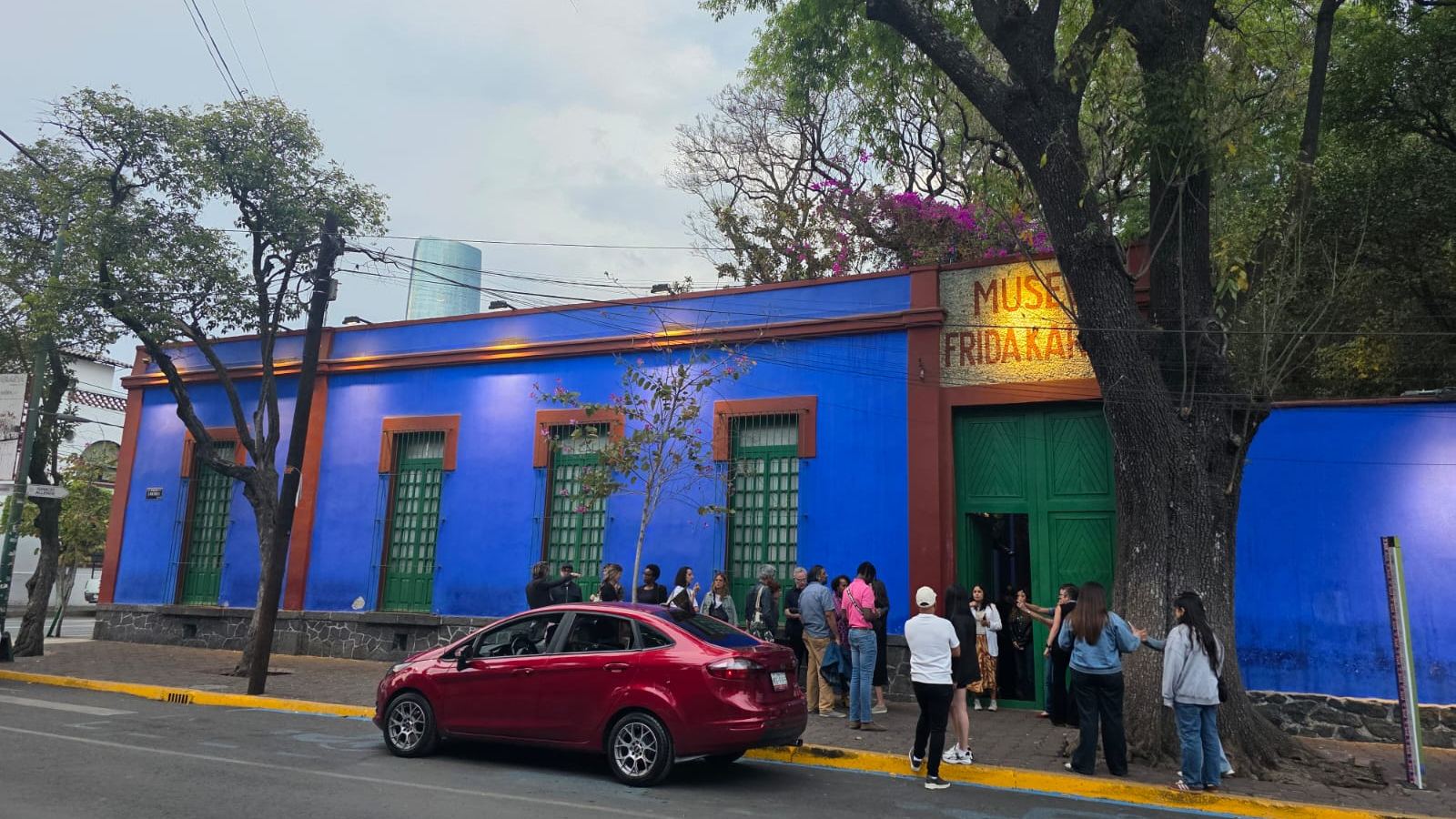 Visitors queuing outside the blue walls of the Casa Azul