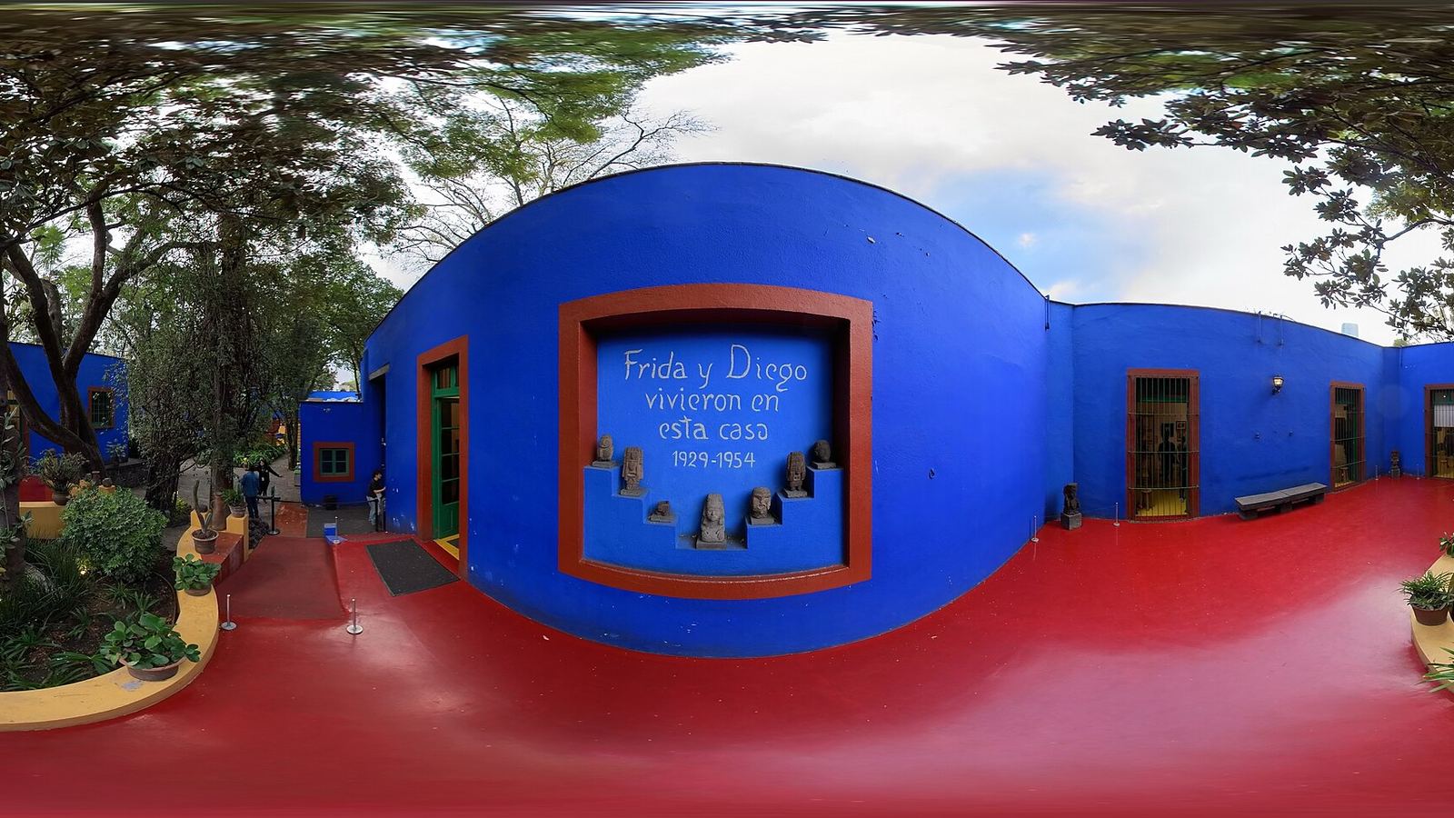 Panorama of the courtyard of the Casa Azul with the inscription wall