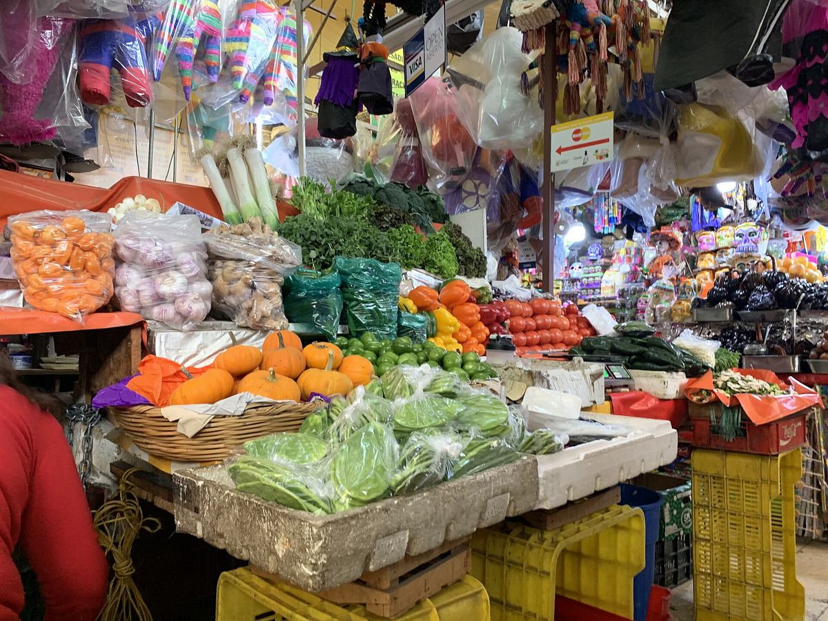 Puesto de frutas y verduras dentro del Mercado de Coyoacán