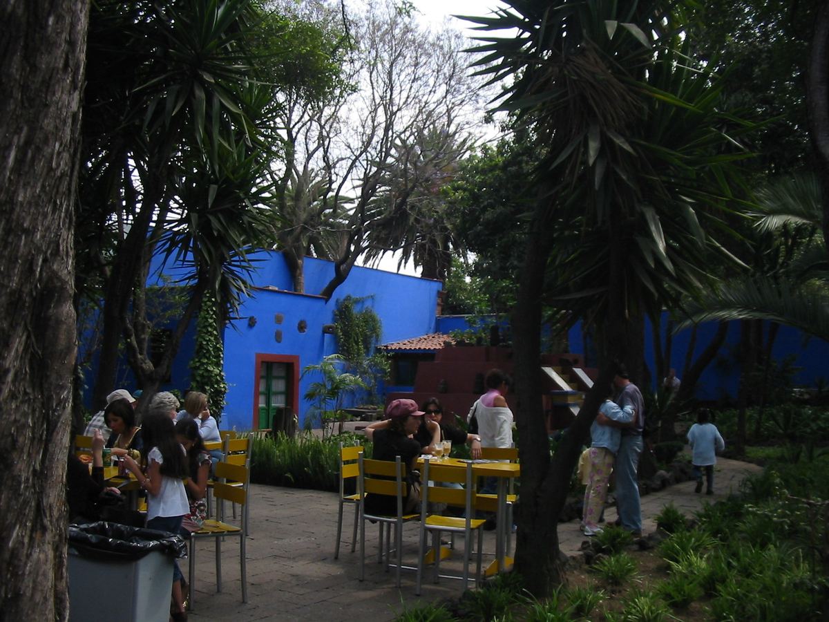 La cafetería del jardín de la Casa Azul con visitantes
