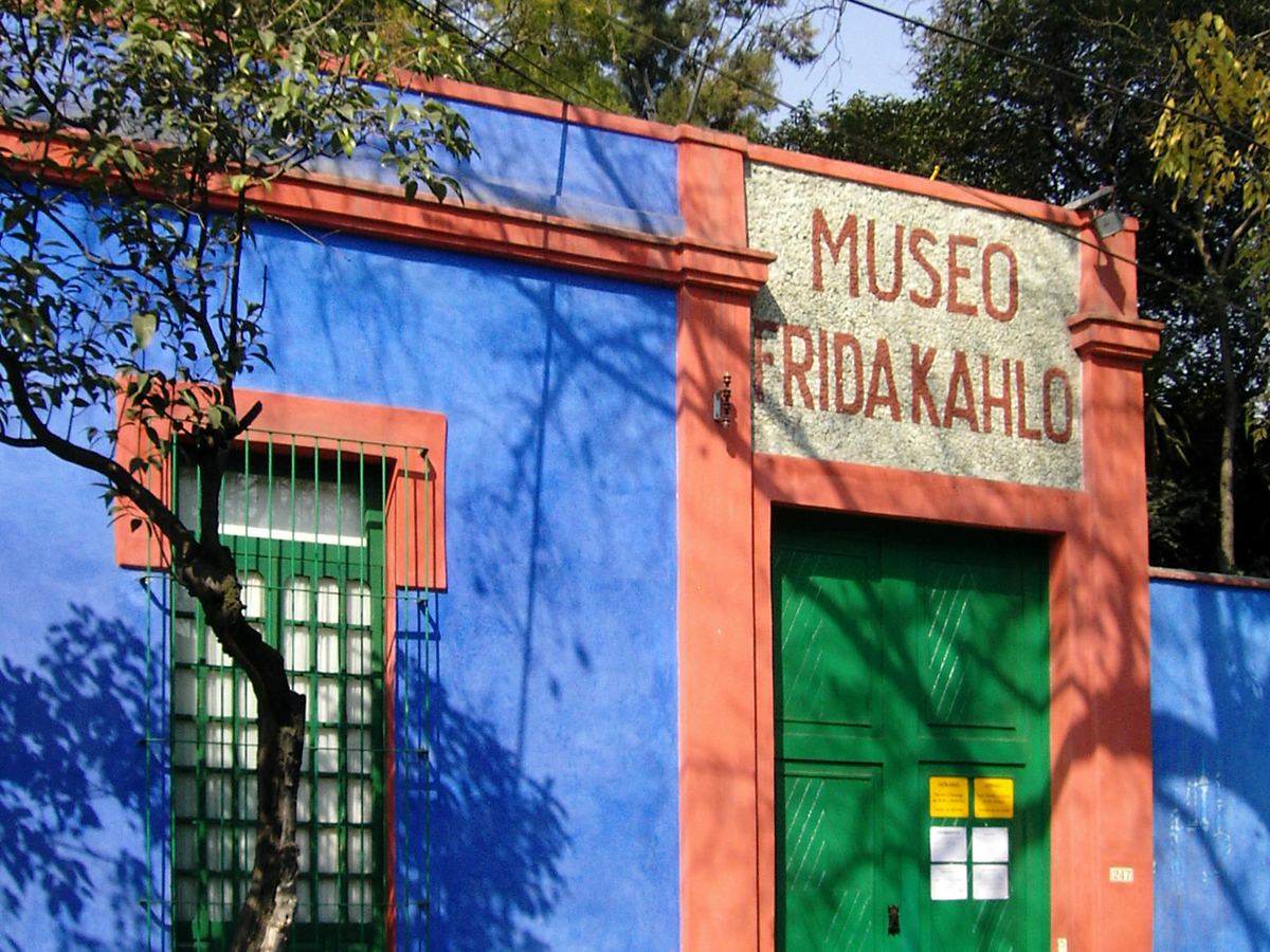 La puerta de entrada del Museo Frida Kahlo en la calle Londres