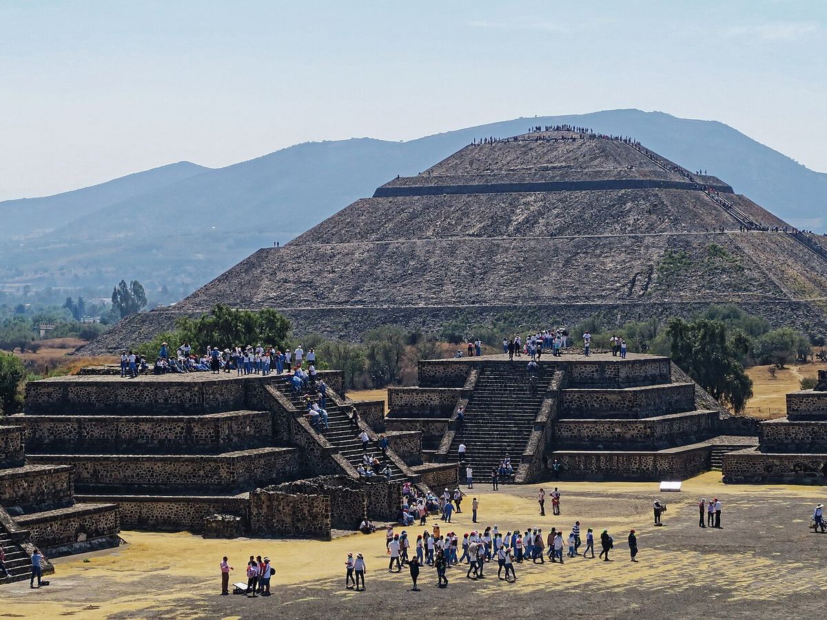 La Calzada de los Muertos y la Pirámide del Sol en Teotihuacan