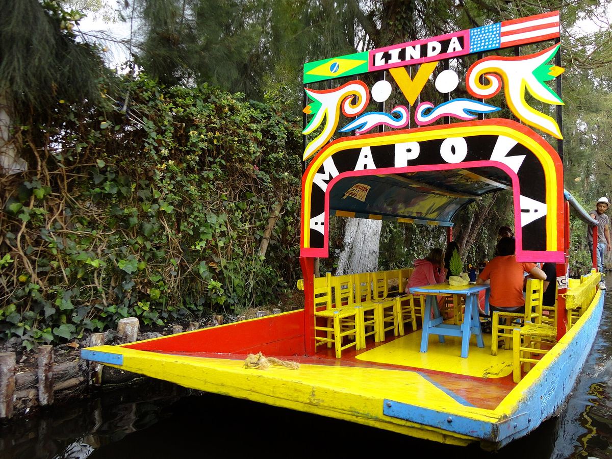 Una colorida trajinera en los canales de Xochimilco